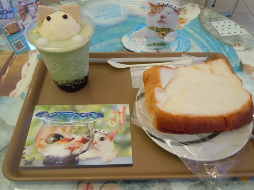 でおぼろ豆腐ハンバーグサンドと抹茶にゃらんシェルキー