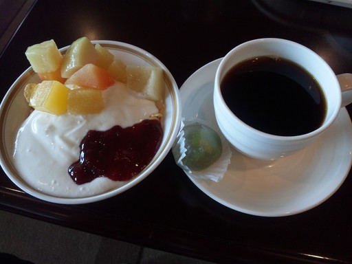 コーヒーとシリアル。わらび餅も。