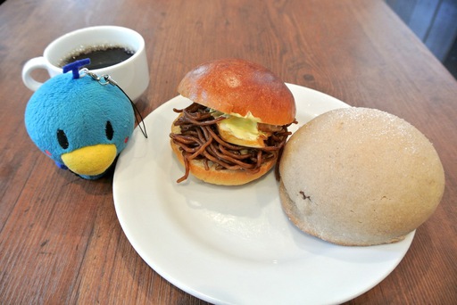 焼きそばパンと和栗のメロンパン