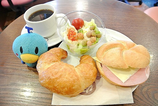 カイザーロールサンドとクロワッサン