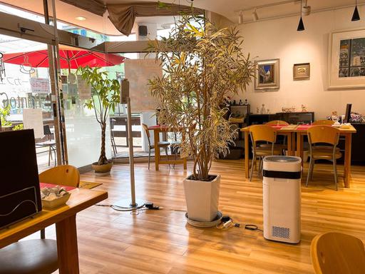 明るい店内