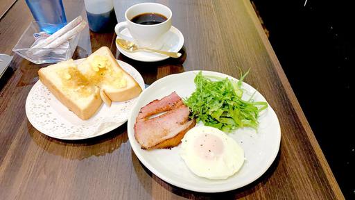 目玉焼きと厚切りベーコンとトースト