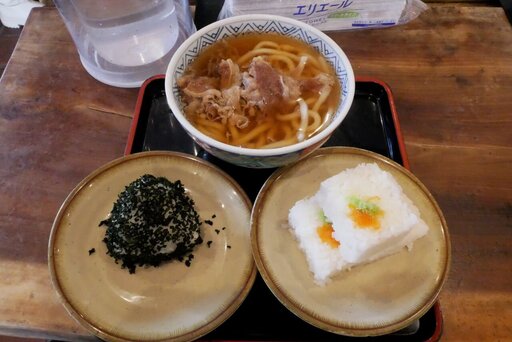 モーニング肉うどん＋わかめおにぎり＋角寿司