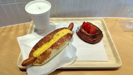 チーズドックとあまおうのチーズケーキデニッシュ