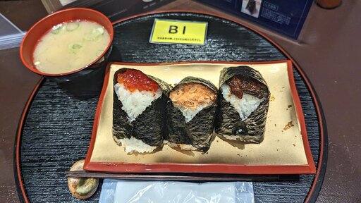 おにぎりと味噌汁