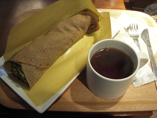 でそば粉のガレット(シーザーチキン)。