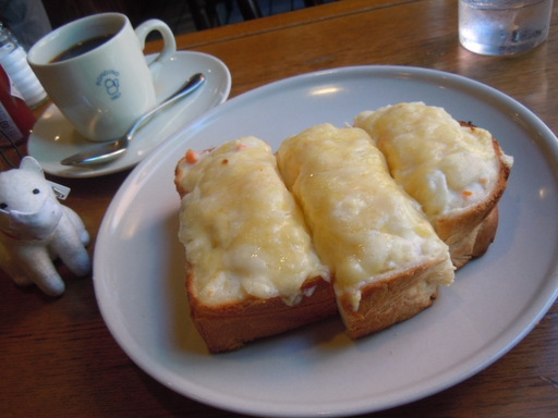 ポテトサラダにチーズを乗せて焼いた変なトースト