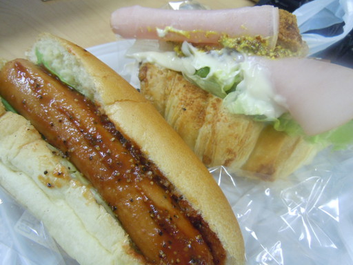 ホットドッグとクロワッサンサンド