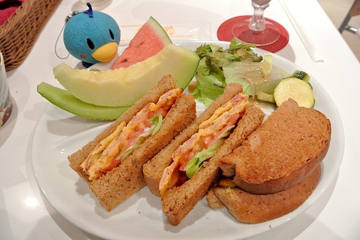 ライ麦パンのクラブハウスサンドイッチ