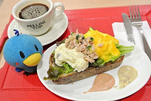 ツナ、スクランブルエッグ、ポテトサラダのオープンサンド
